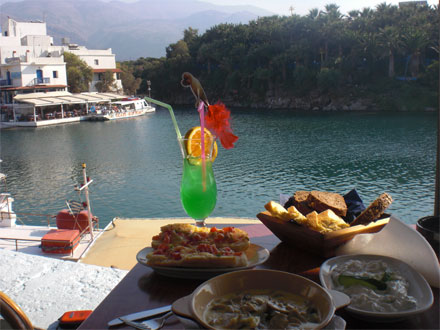 ארוחה יוונית אוטנתית בעיירה "מאליה" ליד הנמל
